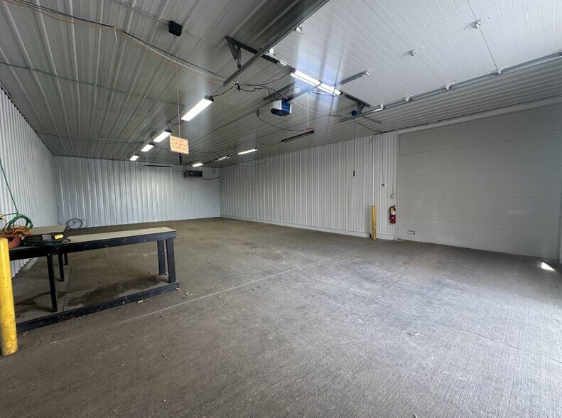 More Photos Of 111 Walnut Ln, Colona Warehouse For Lease