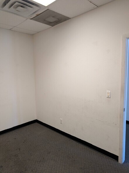 More Photos Of 1052-1060 Endeavor Ct, Nokomis Warehouse For Lease