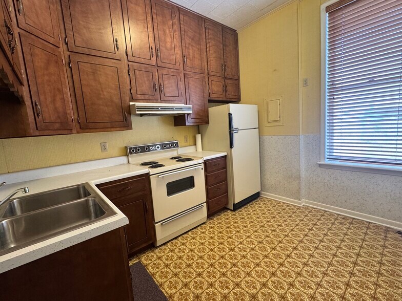 More Photos Of 121 S Center St, Clinton Office For Sale
