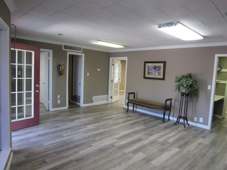 More Photos Of 1802 N Center St, Bonham Office For Sale