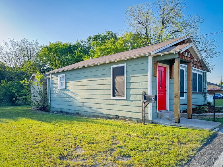 More Photos Of 1419 S Main St, Weatherford Storefront Retail Office For Sale