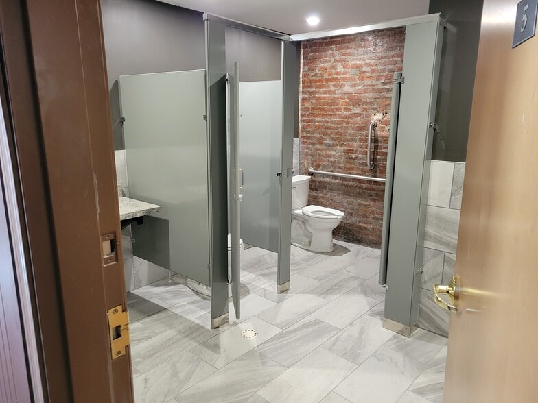 More Photos Of 90 E Jefferson St, Franklin Specialty For Lease