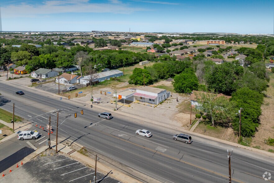 More Photos Of 600 S WW White Rd, San Antonio General Retail For Sale