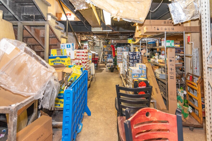 More Photos Of 2816 Old North Point Rd, Baltimore Bar For Sale