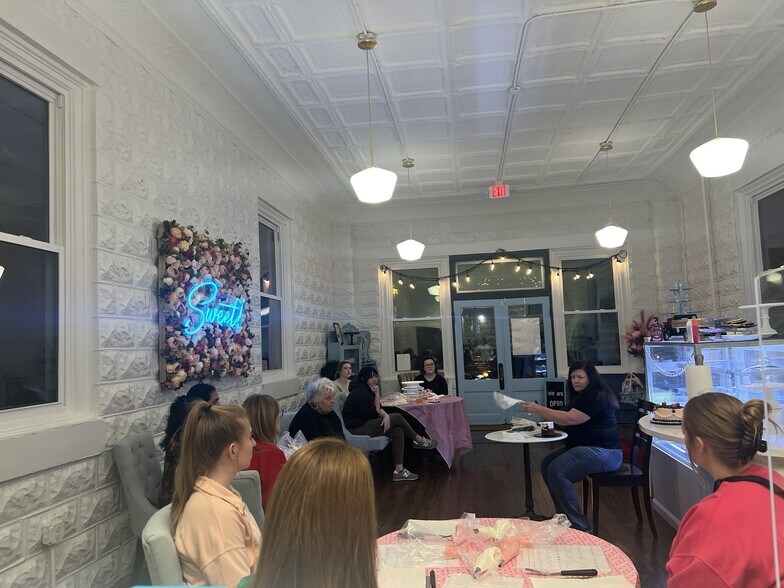 More Photos Of 11615 Main St, Louisville Freestanding For Lease