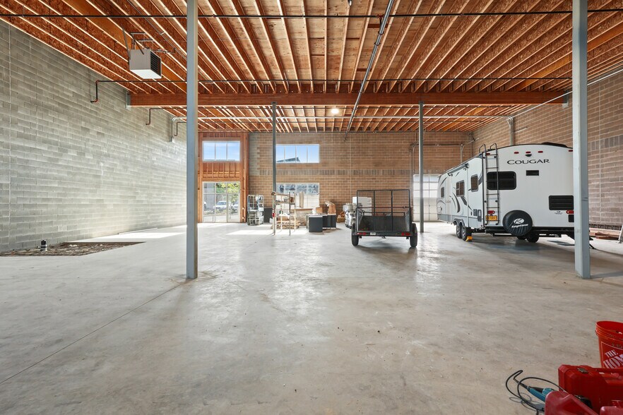 More Photos Of 21600 SE Stark St, Gresham Service For Lease