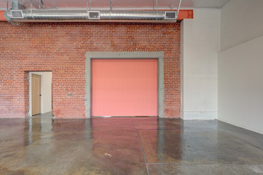 More Photos Of 2616 W Jefferson Blvd, Los Angeles Showroom For Sale