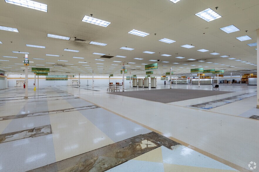 More Photos Of 699 S Green Bay Rd, Neenah Unknown For Lease