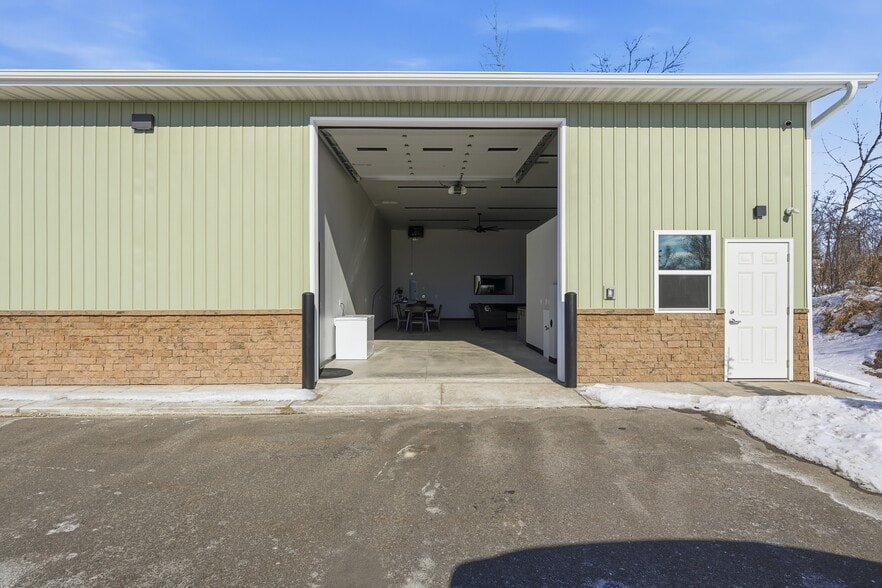 More Photos Of 6580 Lake Rd, Windsor Warehouse For Sale