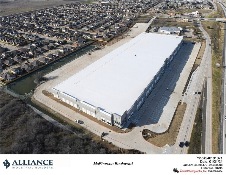 More Photos Of 11000 South Freeway, Burleson Warehouse For Lease