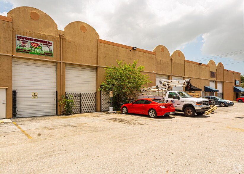 More Photos Of 1723-1745 W 37th St, Hialeah Showroom For Sale