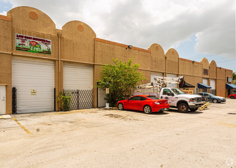 More Photos Of 1723-1745 W 37th St, Hialeah Showroom For Sale
