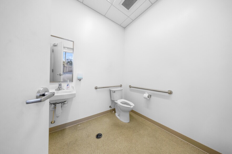 More Photos Of 14001 NW 112th Ave, Hialeah Gardens Warehouse For Lease