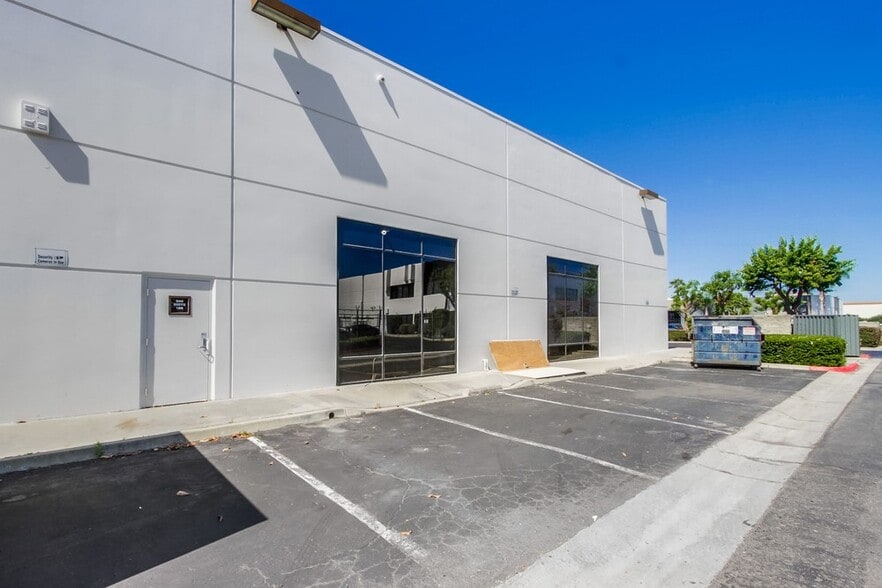 More Photos Of 960 Los Vallecitos Blvd, San Marcos Showroom For Lease