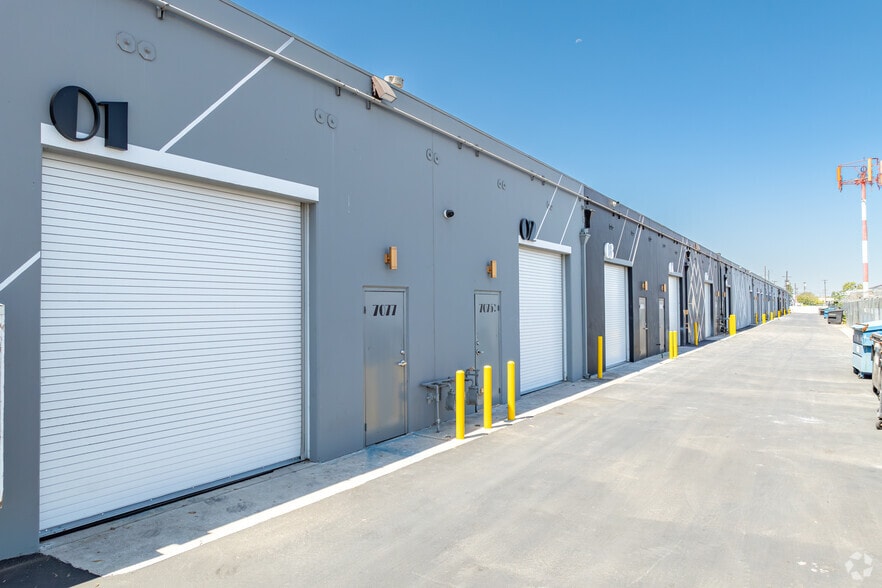 More Photos Of 7059-7077 1/2 Vineland Ave, North Hollywood Unknown For Lease