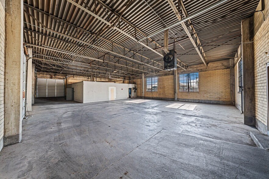More Photos Of 657 Ruby Ave, Waco Showroom For Lease