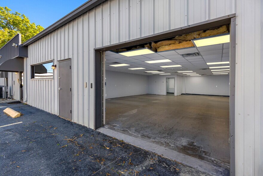 More Photos Of 4412 W Osborne Ave, Tampa Light Distribution For Sale
