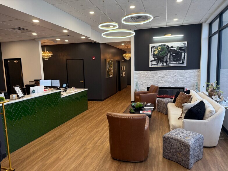 More Photos Of 499 S Gloster St, Tupelo Freestanding For Lease