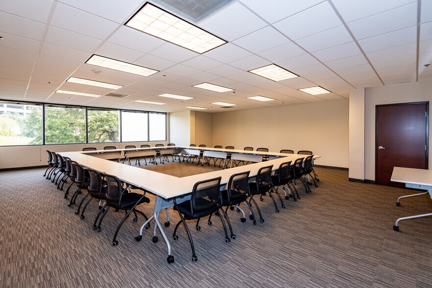 More Photos Of 104 Decker Ct, Irving Unknown For Lease