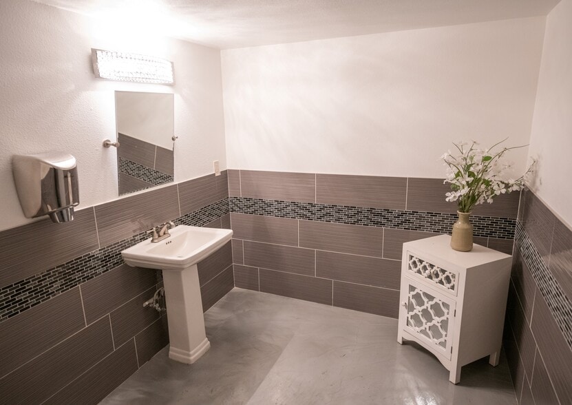 More Photos Of 4500 W Charleston Blvd, Las Vegas Freestanding For Sale