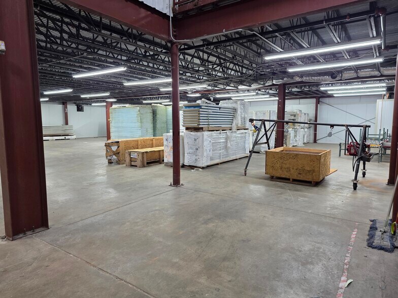 More Photos Of 318 Bell Park Dr, Woodstock Distribution For Lease