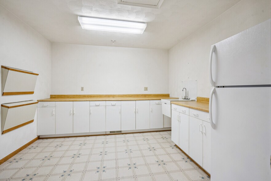 More Photos Of 219 N Canal St, Annawan Office For Sale