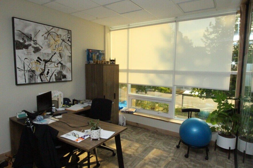 More Photos Of 2323 Boundary Rd, Vancouver Light Distribution For Sale