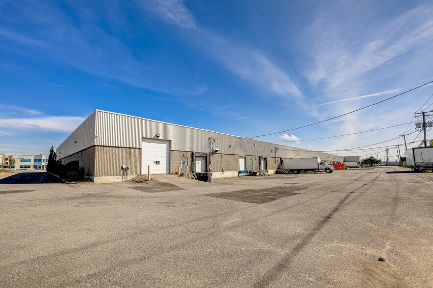 More Photos Of 3420-3480 Boul Industriel, Laval Service For Lease