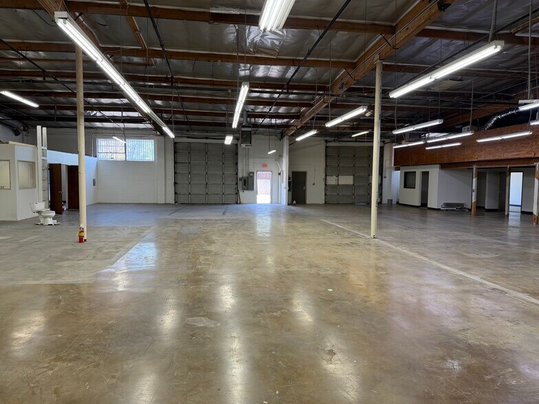 More Photos Of 11070 Fleetwood St, Sun Valley Warehouse For Lease