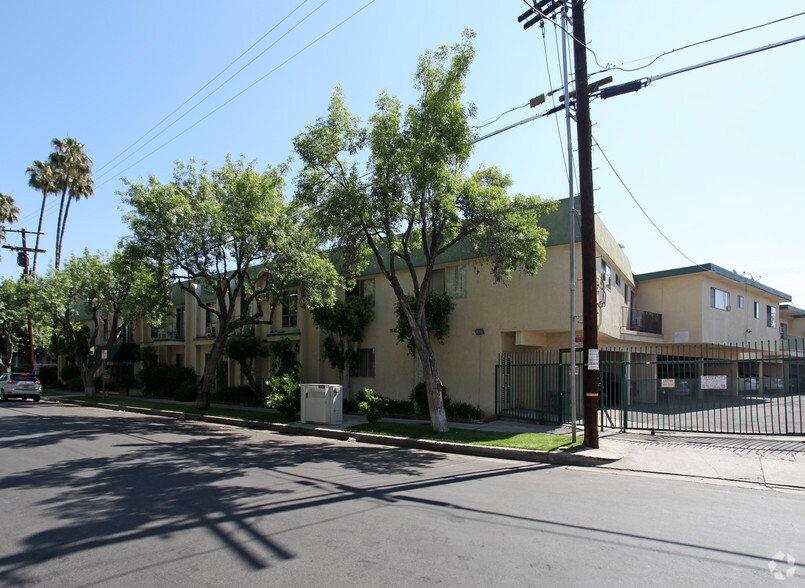 Primary Photo Of 5130 Yarmouth Ave, Encino Apartments For Sale