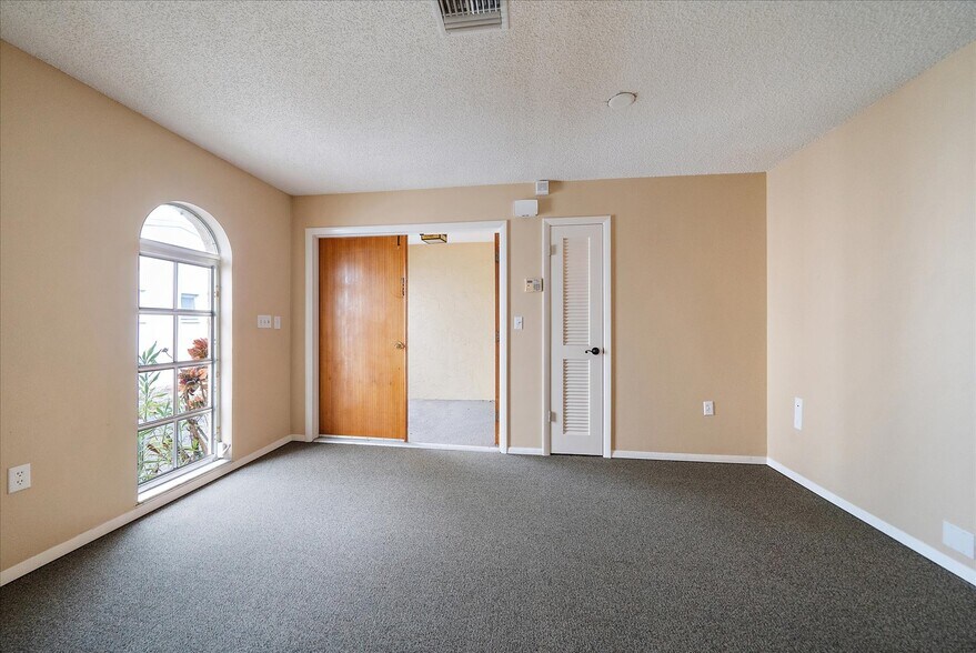 More Photos Of 2072-2074 Constitution Blvd, Sarasota Office For Sale