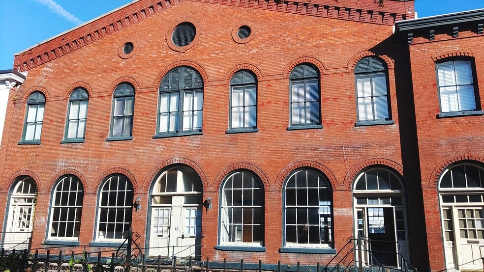 More Photos Of 215 E River St, Savannah Storefront Retail Residential For Lease