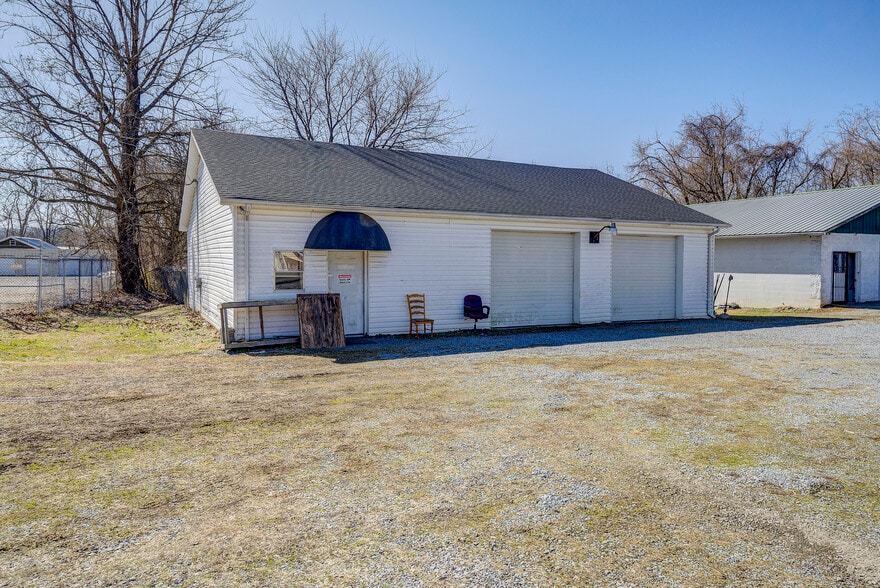 More Photos Of 217 Lovers Ln, Elizabethton Flex For Sale