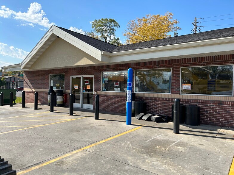 Primary Photo Of 1636 W 4th St, Waterloo Convenience Store For Sale