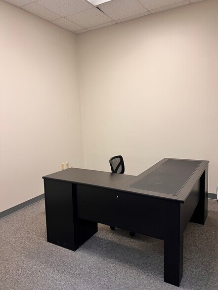 More Photos Of 7751 Kingspointe Pky, Orlando Light Distribution For Lease