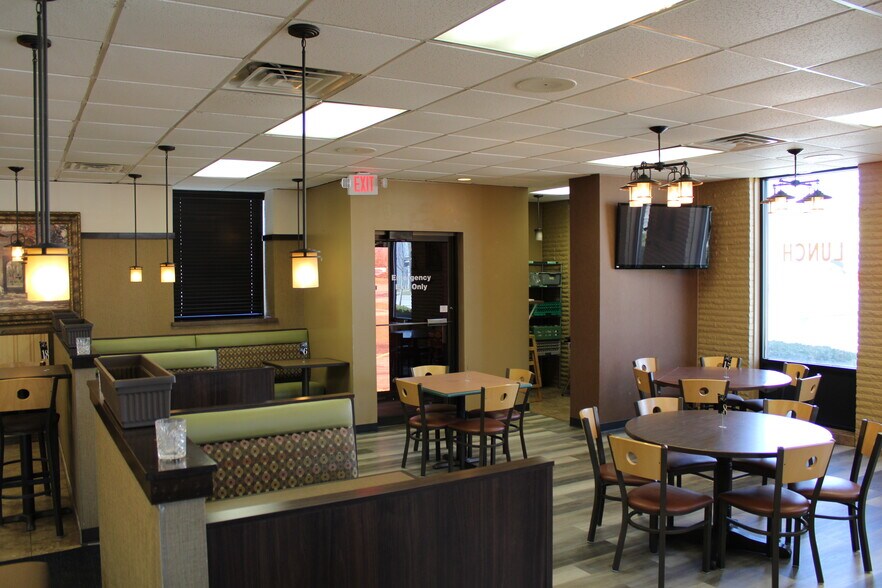 More Photos Of 160 W Scott St, Fond Du Lac General Retail For Sale