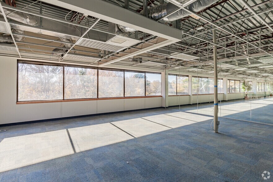 More Photos Of 840 Greenbrier Cir, Chesapeake Office For Lease