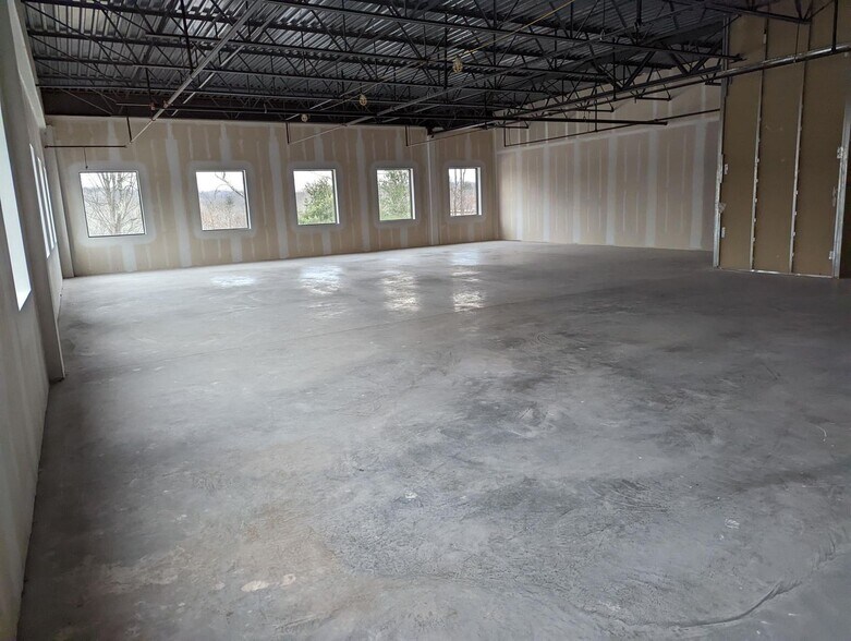 More Photos Of 33 Tech Valley Dr, East Greenbush Flex For Lease
