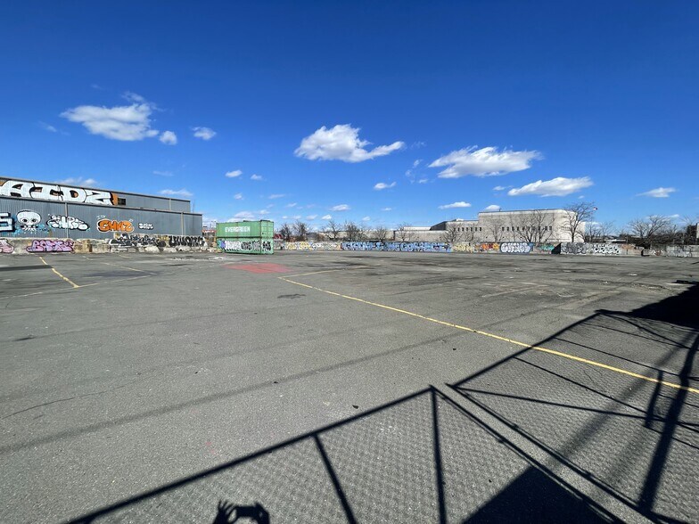 More Photos Of 1301-1339 Metropolitan Ave, Brooklyn Warehouse For Lease