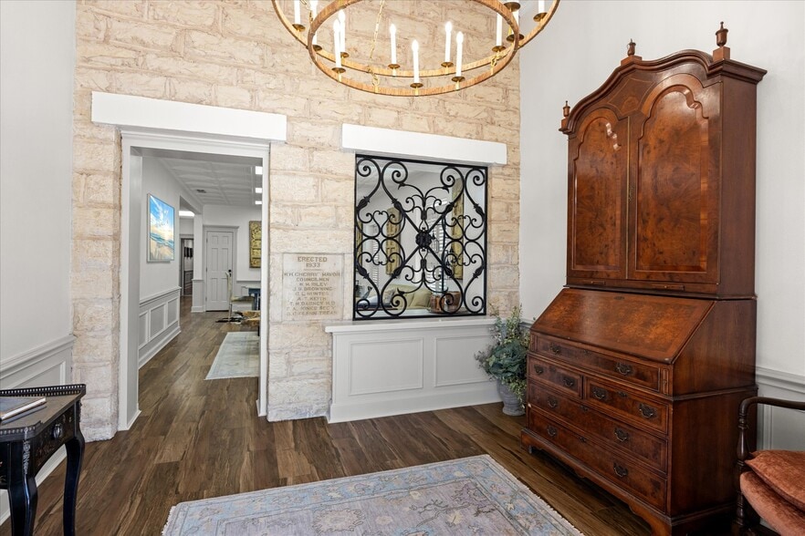 More Photos Of 111 S Houston St, Granbury Loft Creative Space For Sale