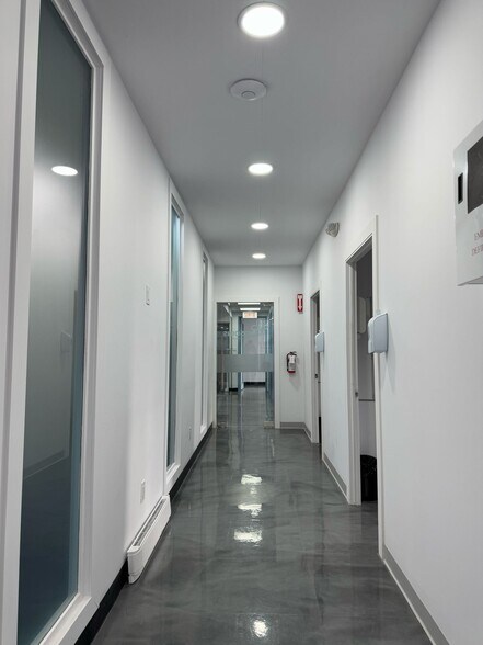 More Photos Of 3858-3870 Notre-Dame, Laval Office For Sale