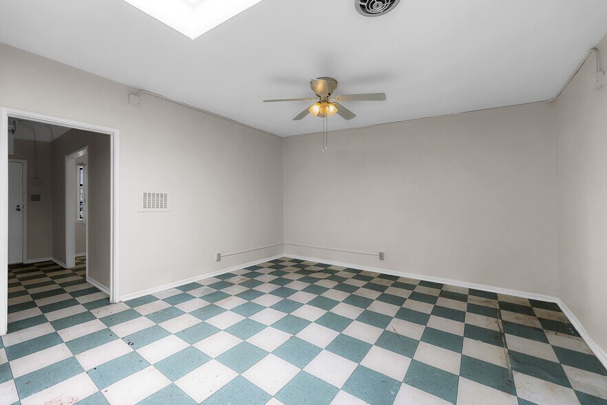 More Photos Of 5812 Venice Blvd, Los Angeles Showroom For Sale