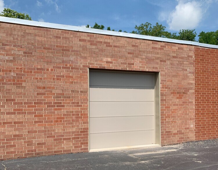 More Photos Of 1945 Southtown Blvd, Dayton Light Distribution For Lease