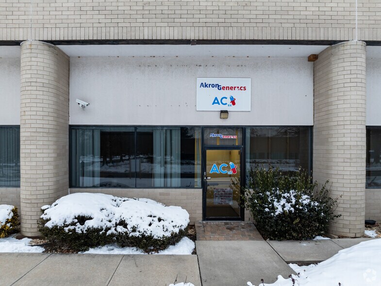 More Photos Of 47 Mall Dr, Commack Warehouse For Lease