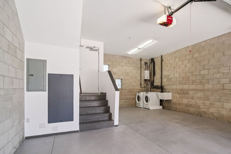 More Photos Of 717 N Highland Ave, Los Angeles Flex For Sale