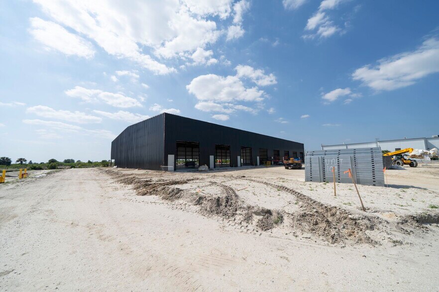 More Photos Of 8411-8419 Duffie Dr, Punta Gorda Industrial For Sale