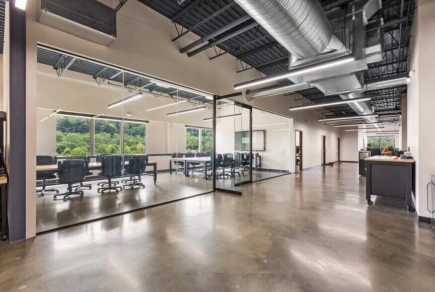 More Photos Of 1217 W 12th St, Kansas City Flex For Lease