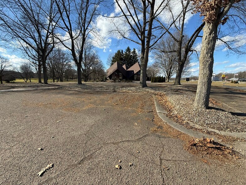 More Photos Of 10804 Wilkshire Blvd, Bolivar Office For Sale