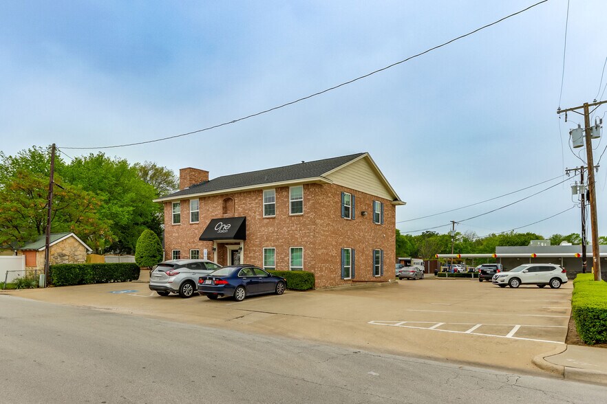 More Photos Of 110 S Barton Ave, Grapevine Freestanding For Sale