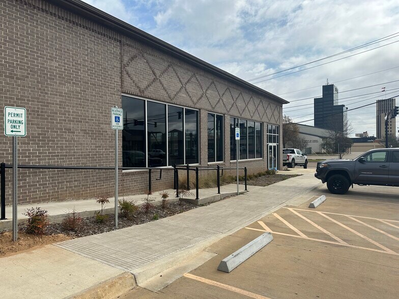 More Photos Of 525 W Erwin St, Tyler Restaurant For Lease
